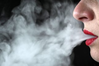 Juul était accusé d'avoir "glorifié" le vapotage dans des publicités faisant la promotion des arômes fruités, sucrés ou mentholés - de quoi attirer les plus jeunes - et d'avoir induit les consommateurs en erreur quant à la teneur en nicotine de se...